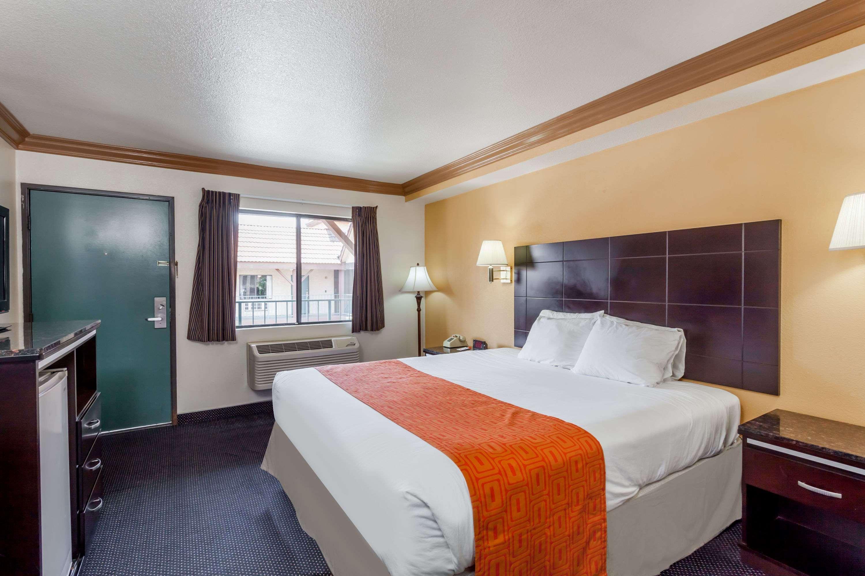 Howard Johnson By Wyndham Norco Exterior photo